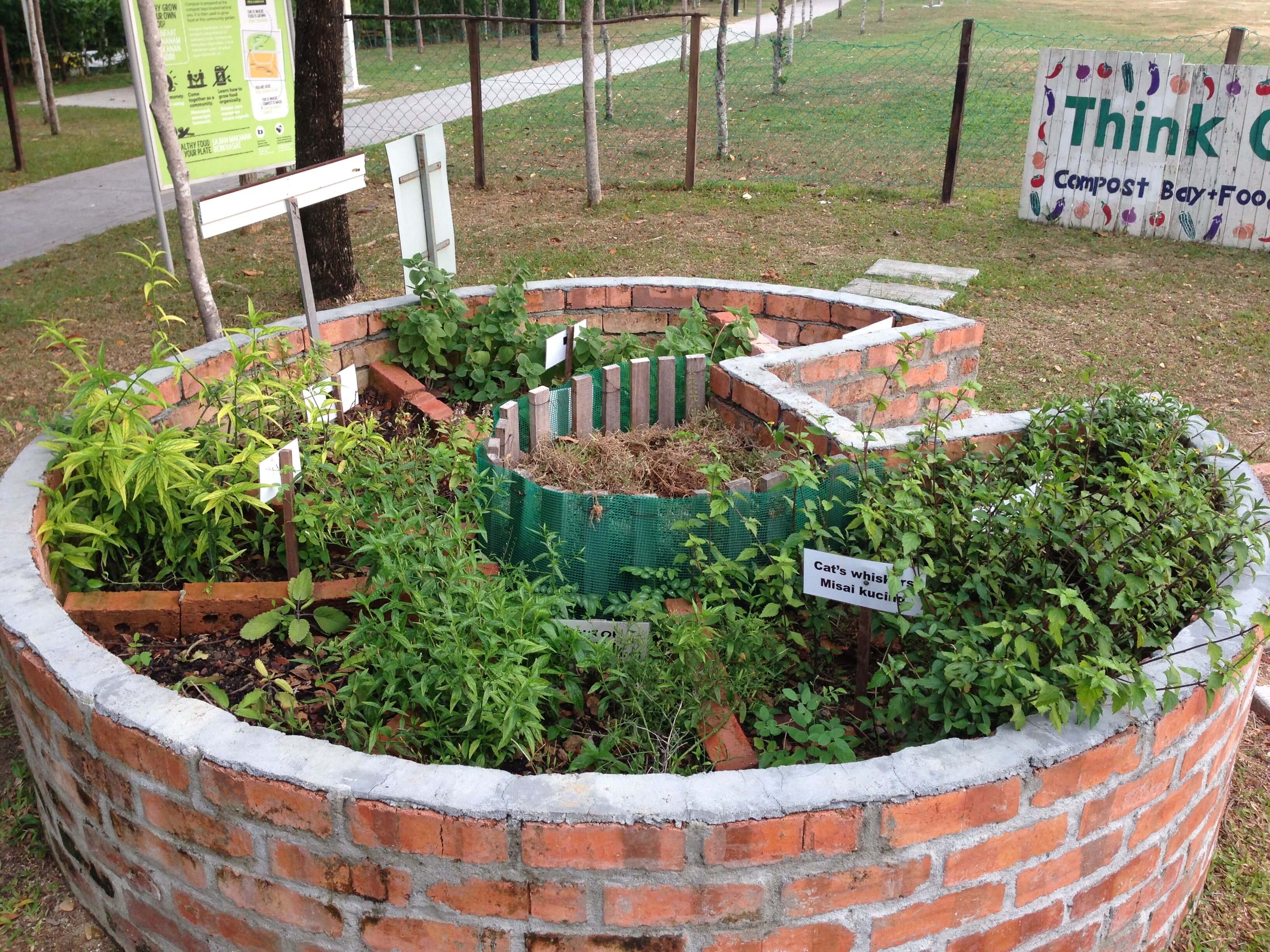 Keyhole mulch bed